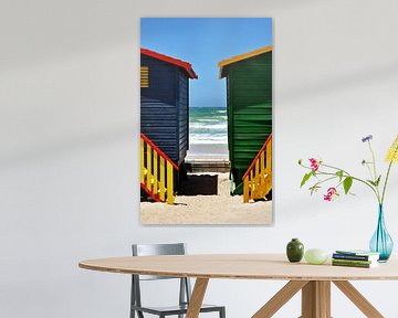 kleurrijke veranderende huizen op het strand in Muizenberg van Werner Lehmann