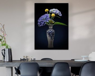 Delfter Blau Vase mit Hortensien und Kohlmeise von Marjolein van Middelkoop