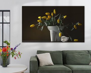 Stilleven ‘Gele tulpen in designer vaas’