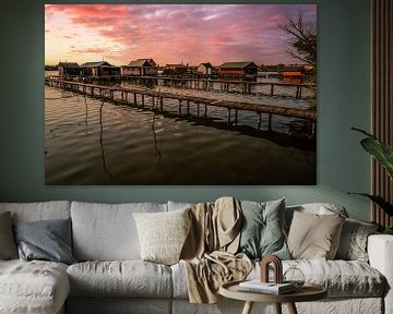 Houten huizen in het meer, romantische zonsondergang van Fotos by Jan Wehnert
