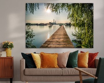 Landschapsfoto aan het meer met houten loopbrug en wilg van Fotos by Jan Wehnert