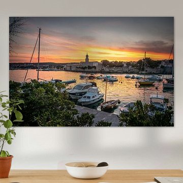 Haven en boten van de stad Krk, in de zonsondergang