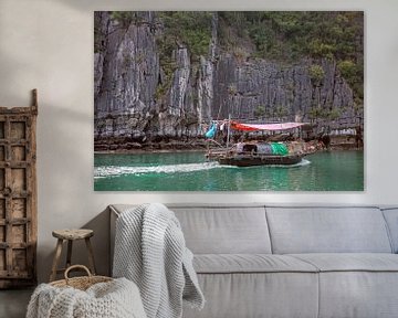 Bateau de pêche dans la baie d'Halong (Vietnam) sur t.ART