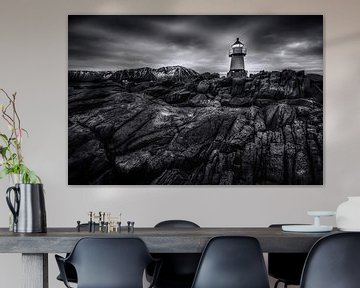 Leuchtturm mit Felsen Küstenlandschaft in Norwegen in schwarz weiss. von Voss Fine Art Fotografie