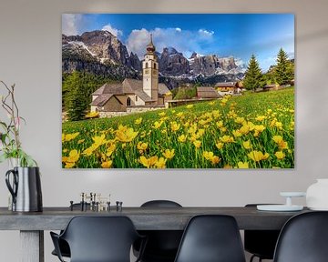 Prairie fleurie avec église dans les montagnes sur Voss Fine Art Fotografie