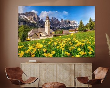 Bloemenweide met kerk in de bergen van Voss Fine Art Fotografie