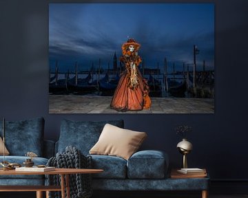 Modell während der blauen Stunde in Venedig während des Karnevals. von Tanja de Mooij