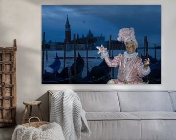 Modell während des Karnevals in Venedig in der Abenddämmerung. von Tanja de Mooij