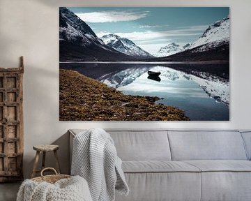 Berglandschap in Noorwegen met spiegeling in het water van Geja Kuiken