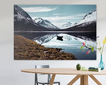 Berglandschap in Noorwegen met spiegeling in het water van Geja Kuiken