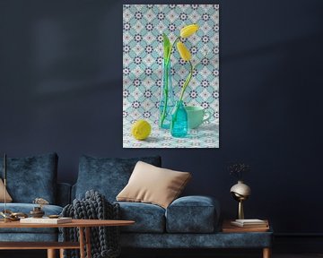 Stilleven ‘Gele tulpen en Blauw glas’ van Willy Sengers