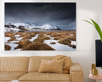 Houten huis in een winters landschap in Noorwegen van Voss Fine Art Fotografie