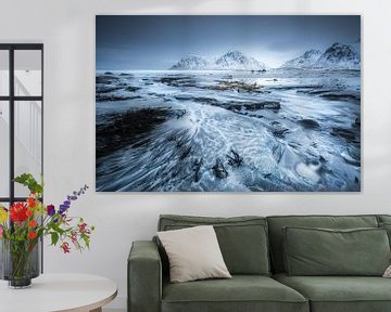 Paysage norvégien avec plage et montagnes en hiver. sur Voss Fine Art Fotografie