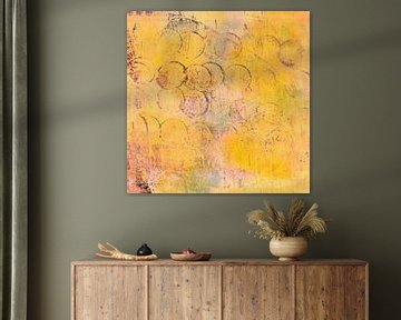 Dromerige geel roze cirkels. Abstract minimalistisch schilderij. van Dina Dankers