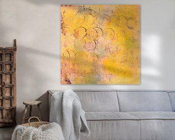 Cercles rêveurs jaunes et roses. Peinture abstraite minimaliste. sur Dina Dankers