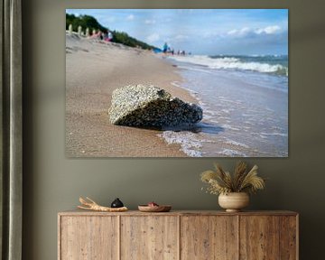 Steen op het strand van de Oostzee in Polen van Heiko Kueverling