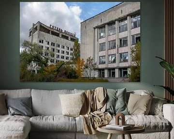 Het stadhuis en een hotel in Pripyat van Tim Vlielander