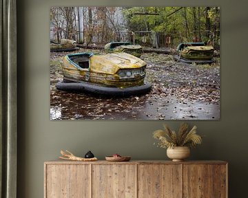 Een botsauto op de kermis van Pripyat van Tim Vlielander