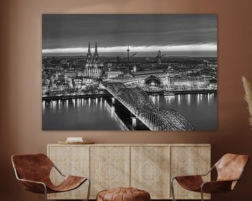 Köln bei Nacht in schwarz-weiß