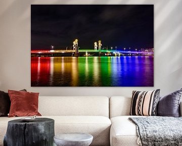 Le pont de la ville de Kampen illuminé aux couleurs de l'arc-en-ciel sur Sjoerd van der Wal Photographie