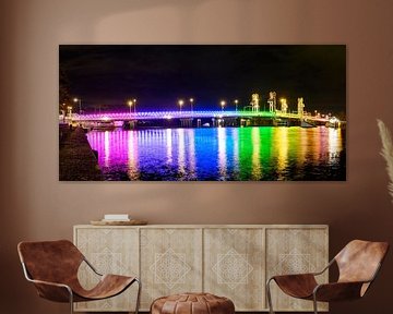 Le pont de la ville de Kampen illuminé aux couleurs de l'arc-en-ciel sur Sjoerd van der Wal Photographie