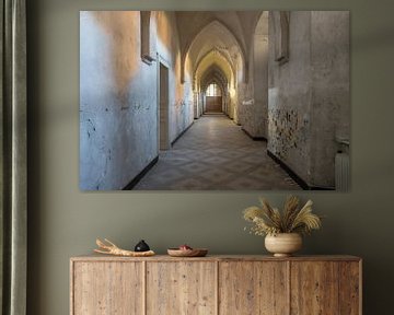 Korridor eines verlassenen Klosters von Tim Vlielander
