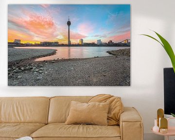 Skyline van Düsseldorf bij zonsopgang van Michael Valjak