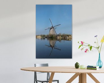Schöne Windmühle in Kinderdijk mit einer schönen Spiegelung im Wasser