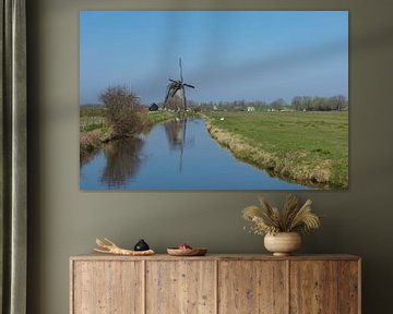 Schöne Windmühle in Kinderdijk mit einer schönen Spiegelung im Wasser