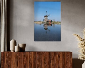 Perfecte reflectie van een Hollandse windmolen in Kinderdijk