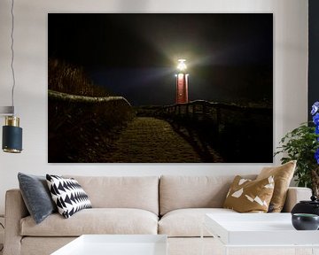 Phare de Texel dans les dunes pendant une nuit d'automne orageuse