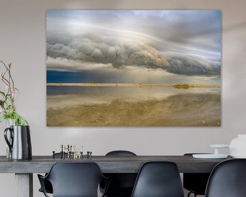 Sonnenaufgang am Strand der Insel Texel mit einer nahenden Gewitterwolke von Sjoerd van der Wal Fotografie