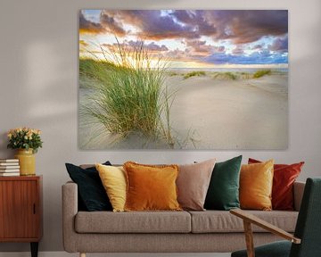 Sonnenuntergang am Strand von Texel mit Sanddünen im Vordergrund von Sjoerd van der Wal