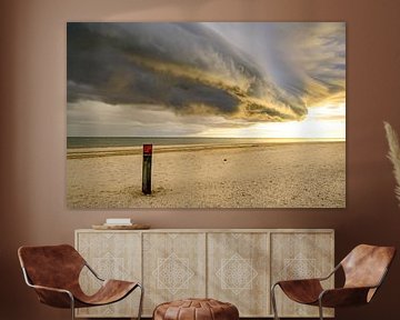 Zonsopgang op het strand van Texel met een naderende stormwolk