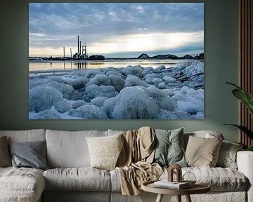 Une épaisse couche de glace sur les pierres de l'IJsselmeer