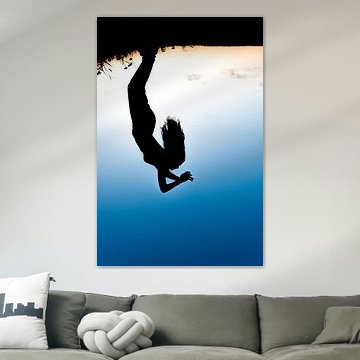 Silhouet van een jongedame tegen de ondergaande zon