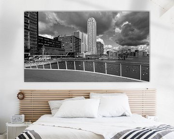 Skyline Rotterdam Kop van Zuid: Blick auf den Wilhelminapier (schwarz-weiß) von Rick Van der Poorten
