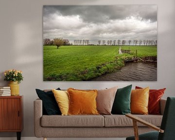 Paysage de polders néerlandais par temps d'orage