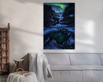 Chute d'eau gelée lors d'une nuit d'aurore boréale en Islande sur Daniel Gastager