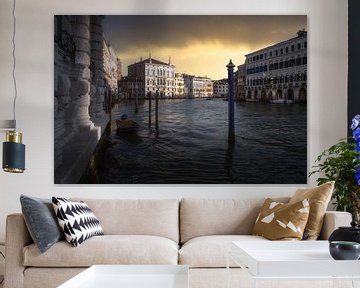 Drohend über den Gewässern von Venedig von Roy Poots