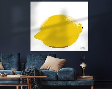 Einsames Stück Obst - Gelbe Zitrone auf weißem Hintergrund von Barbara Mac Intosch