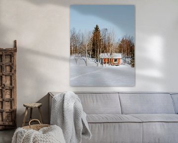 Huisje in de sneeuw tussen de bomen van Sander Wehkamp