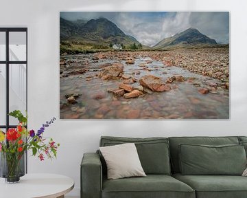 Glencoe huisje op een bewolkte dag van Eddy Kievit