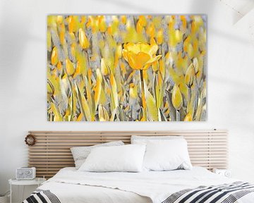 Gele tulp alleen in bloei van Marly De Kok