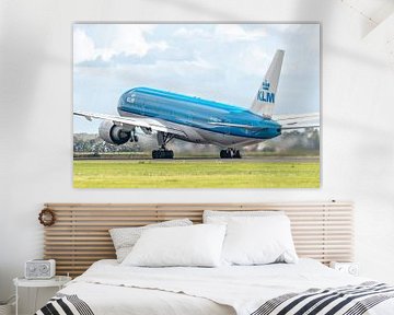 KLM Boeing 777-200 stijgt op vanaf Schiphol. van Jaap van den Berg