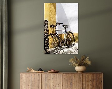 Reisfotografie Portgugal | Oude fiets tegen een gele en witte muur