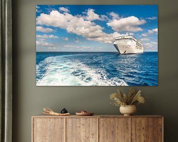 Cruiseschip en golven in de zee van Dieter Walther