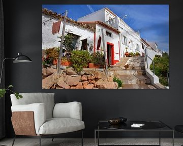 Bunte, verkleidete Häuser in Salema, Portugal, an der Algarve. von My Footprints