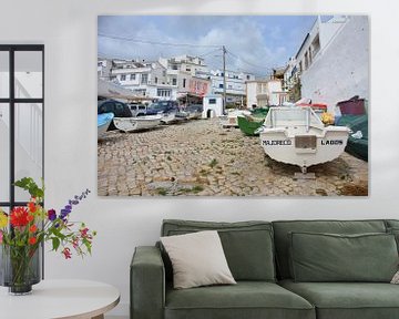 Gepflasterte Straßen und Fischerboote in Burgau an der Algarve, Portugal von My Footprints