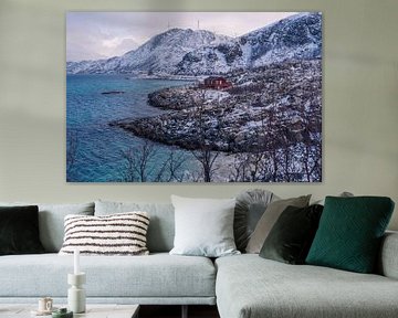 Un cottage rouge au bord de la mer et des montagnes en Norvège